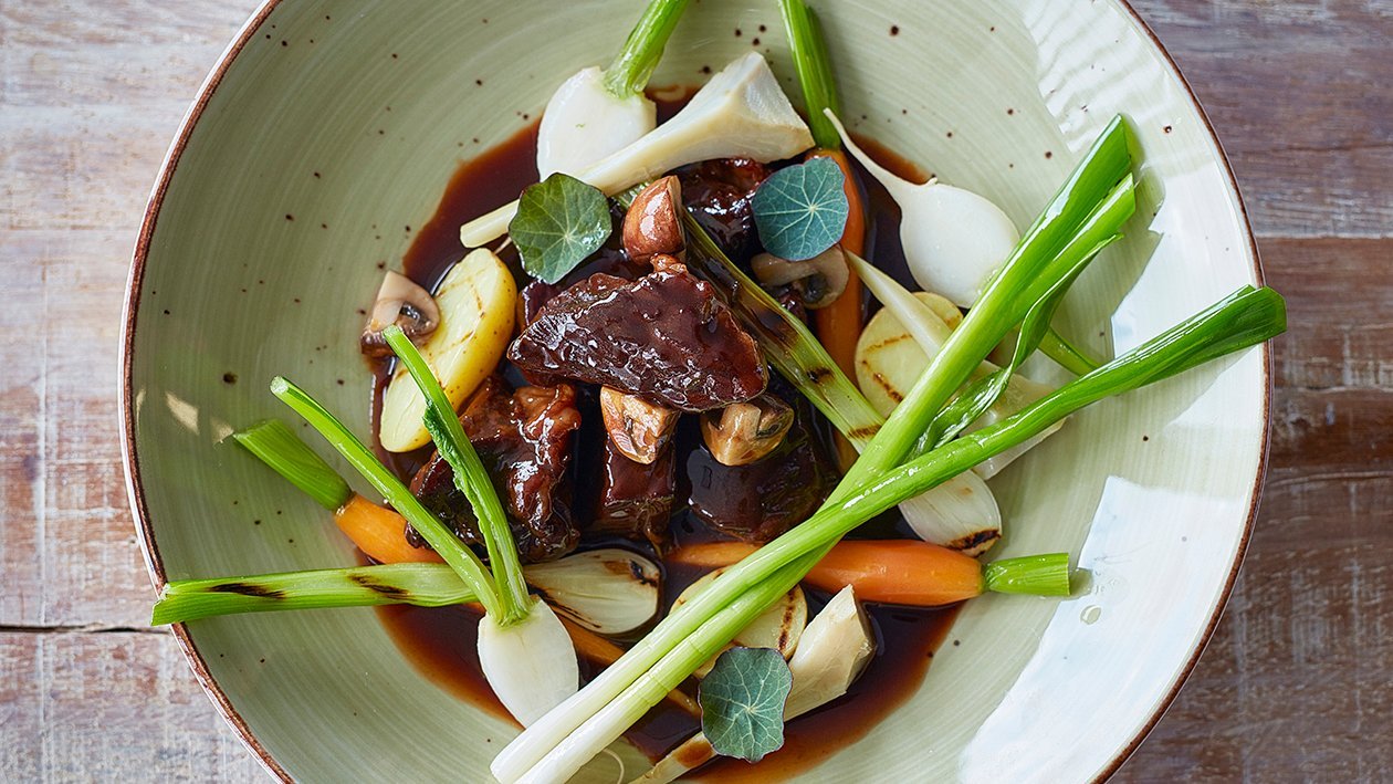 Beef Bourguignon dengan Coklat Hitam