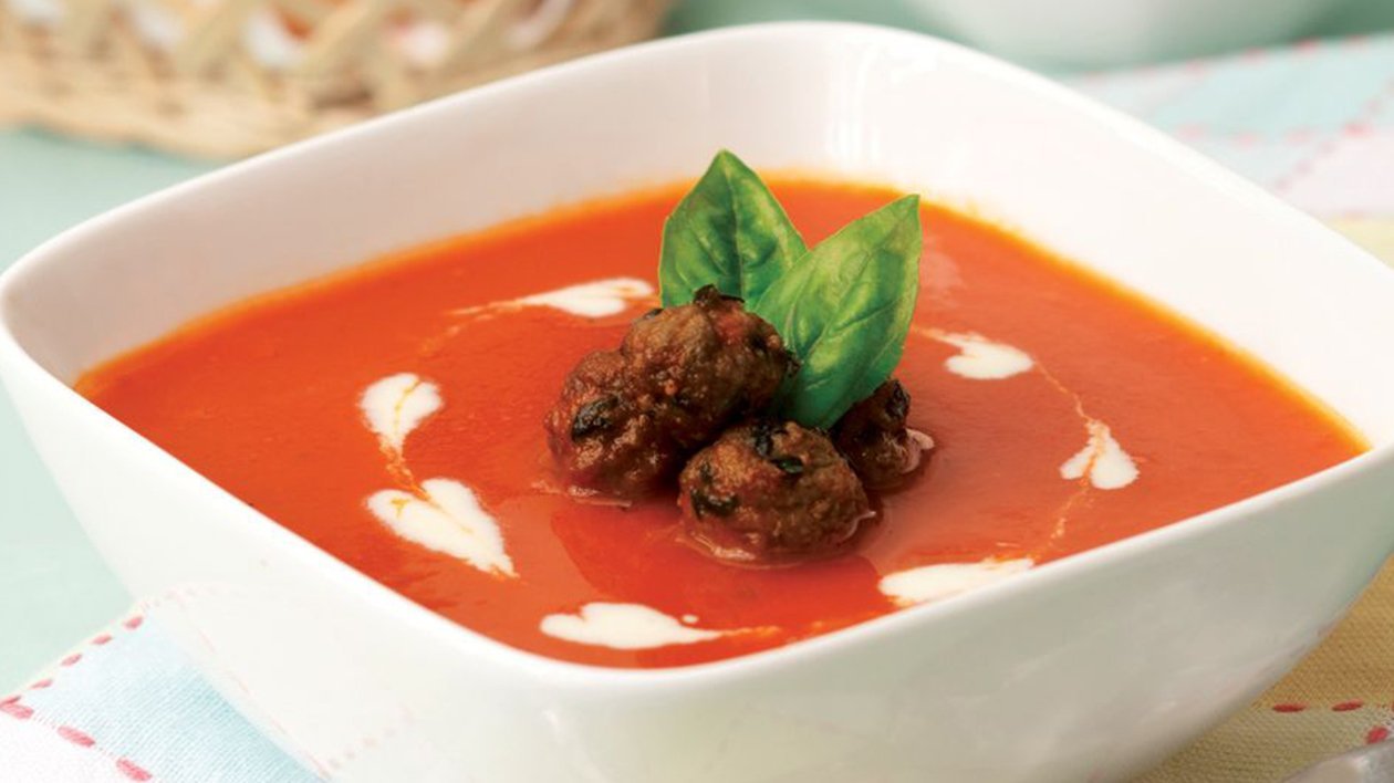 Sup Tomat dengan Bakso dan Daun Kemangi